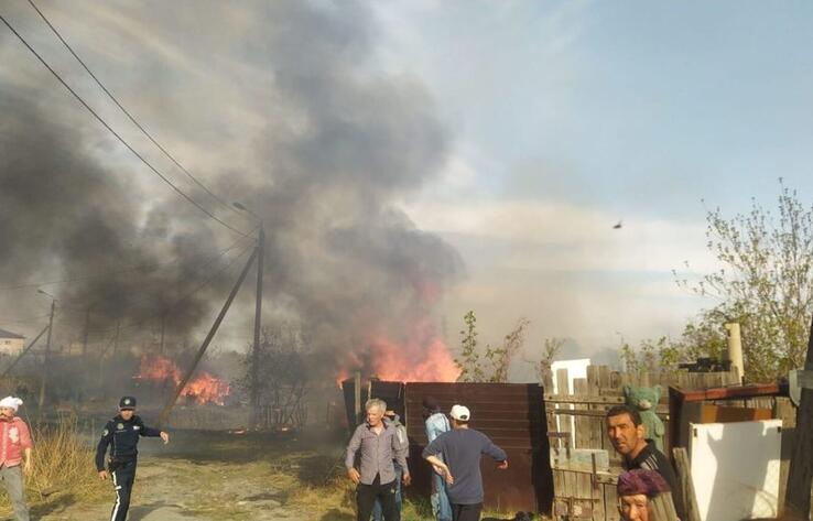 В Петропавловске из-за возгорания камыша пострадали частные дома