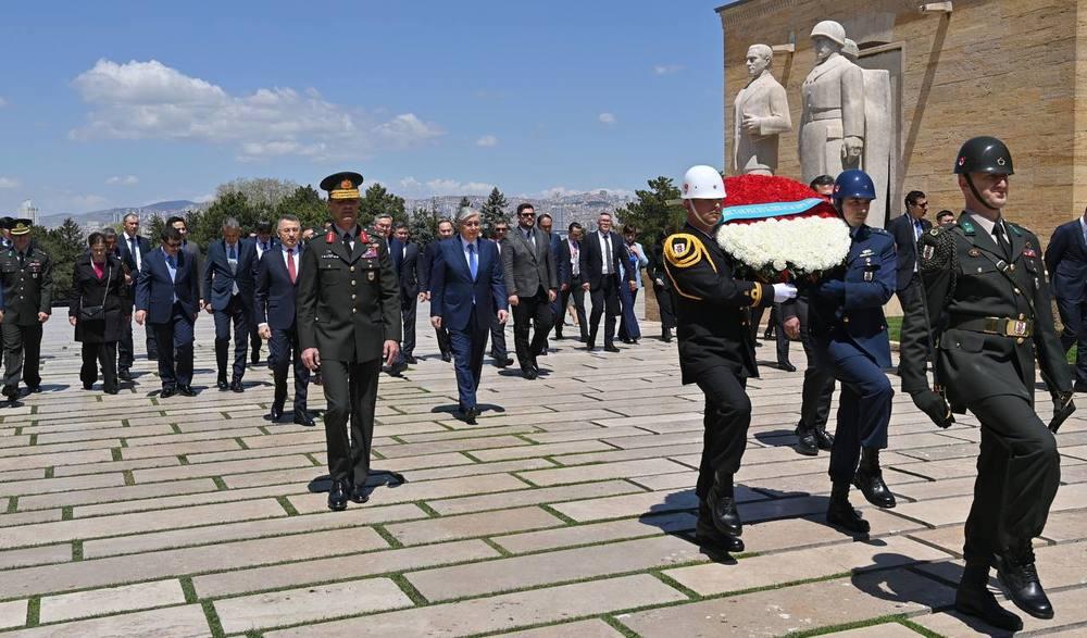 Токаев возложил цветы к мавзолею Ататюрка