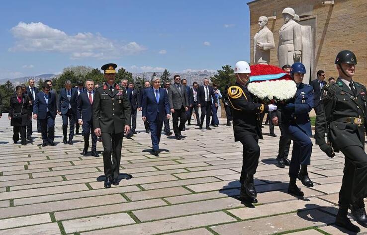 Токаев возложил цветы к мавзолею Ататюрка