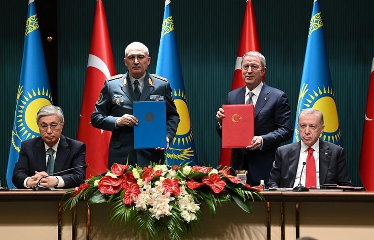 Главы оборонных ведомств Казахстана и Турции подписали соглашения о военном сотрудничестве