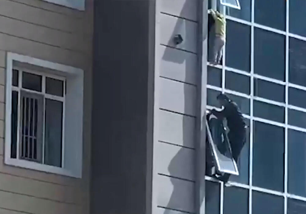 В Нур-Султане мужчина спас трехлетнюю девочку от падения из окна