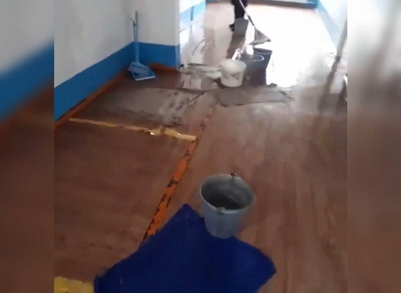 Вода льется с потолка: в ЗКО из-за дождей затопило сельскую школу