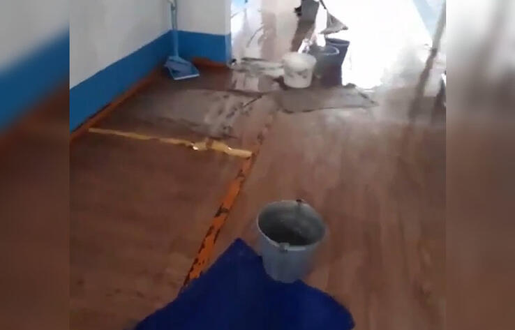 Вода льется с потолка: в ЗКО из-за дождей затопило сельскую школу
