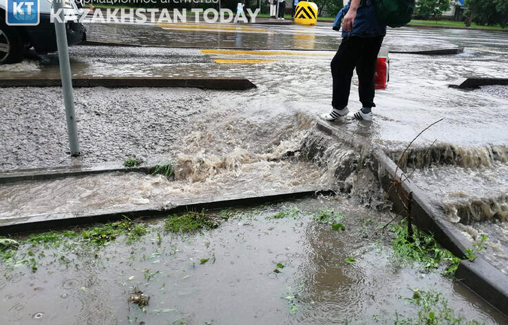 Улицы Алматы затопило после ливня