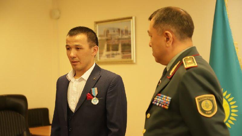 В Нур-Султане наградили мужчину, спасшего ребенка от падения с высоты. Фото: МЧС РК