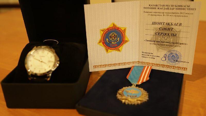 В Нур-Султане наградили мужчину, спасшего ребенка от падения с высоты. Фото: МЧС РК