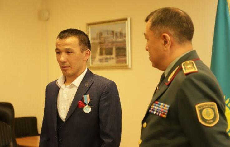 Нұр-Сұлтанда баланы биіктіктен құлаудан құтқарған ер адам марапатталды