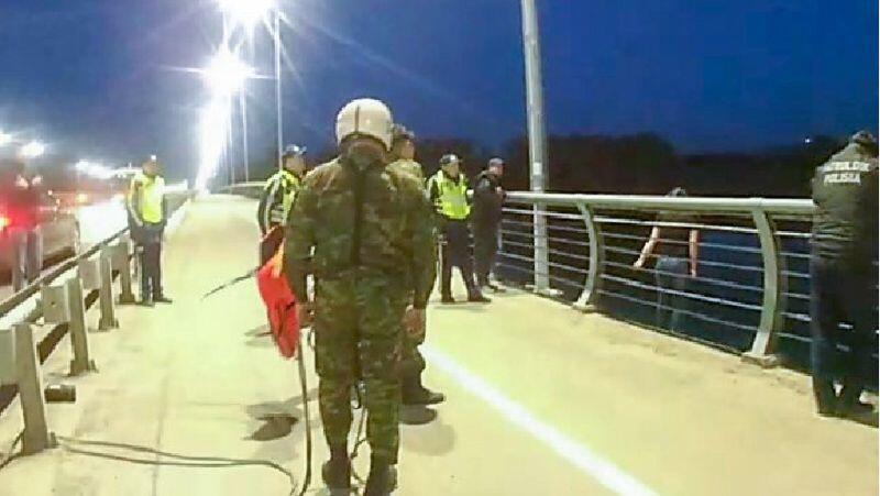 В Усть-Каменогорске девушка пыталась спрыгнуть с моста. Фото: пресс-служба ДЧС, ДП ВКО