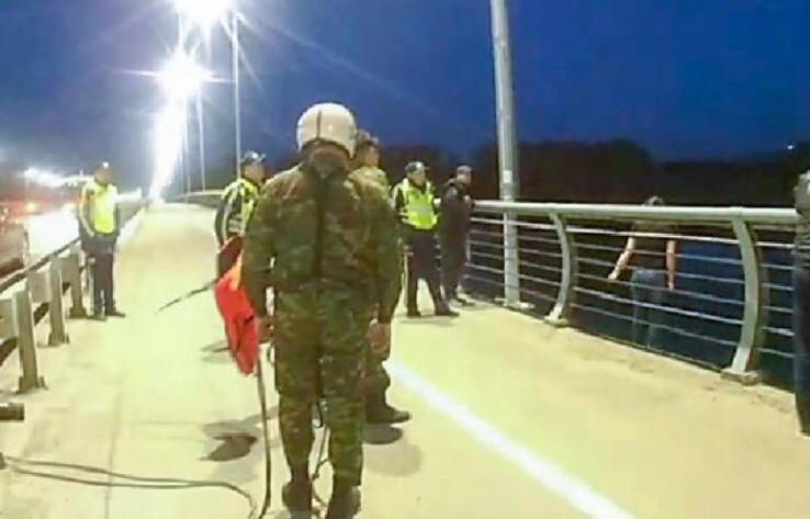 В Усть-Каменогорске девушка пыталась спрыгнуть с моста