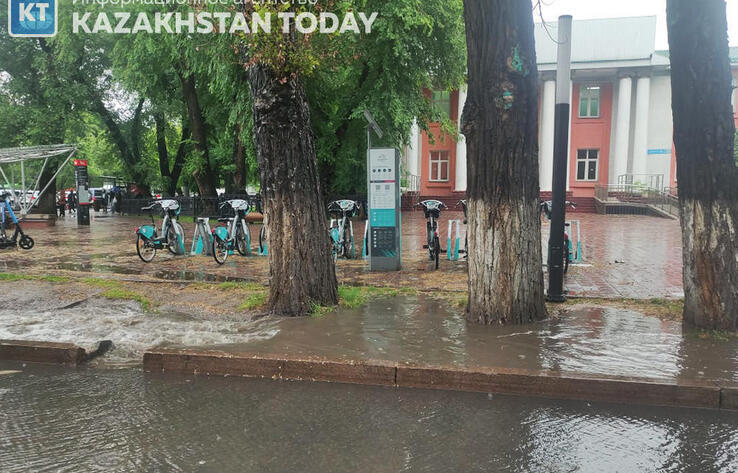 В Алматы на линию "112" поступило более 40 сообщений по затоплениям дворов и подвалов