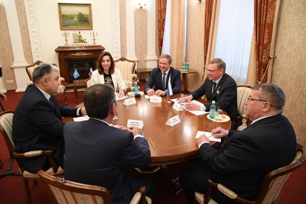 Қазақстанның Ресейдегі елшісі "Достық" орденін Омбы облысының губернаторына тапсырды. Сурет: kazembassy.ru