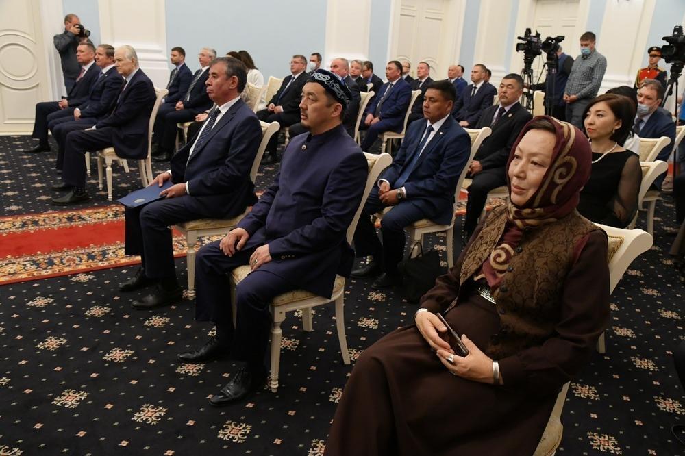 Қазақстанның Ресейдегі елшісі "Достық" орденін Омбы облысының губернаторына тапсырды. Сурет: kazembassy.ru