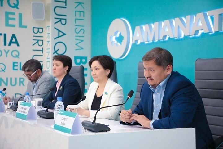 Члены партии AMANAT: референдум станет новым общественным договором. Фото: пресс-служба партии AMANAT