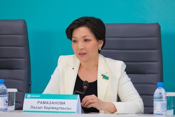 Члены партии AMANAT: референдум станет новым общественным договором. Фото: пресс-служба партии AMANAT