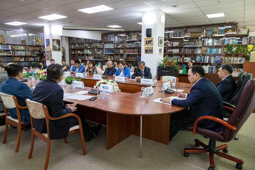 Члены партии AMANAT встретились с представителями интеллигенции в поддержку проведения референдума. Фото: Amanat