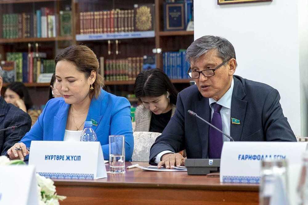 Члены партии AMANAT встретились с представителями интеллигенции в поддержку проведения референдума. Фото: Amanat