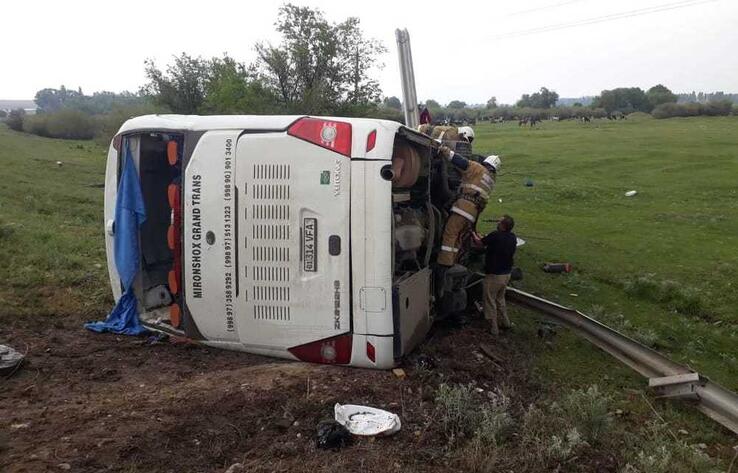 ДТП с пассажирским автобусом на трассе в Жамбылской области: два человека погибли, 33 пострадали 