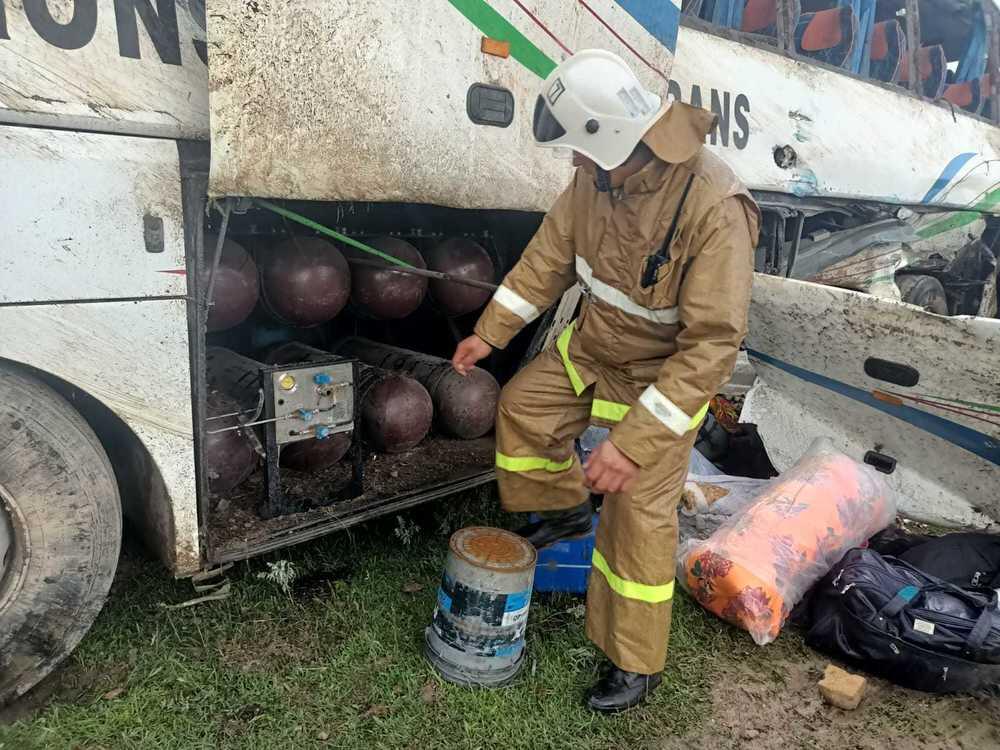 ДТП с пассажирским автобусом на трассе в Жамбылской области: два человека погибли, 33 пострадали . Фото: пресс-служба ДП Жамбылской области 