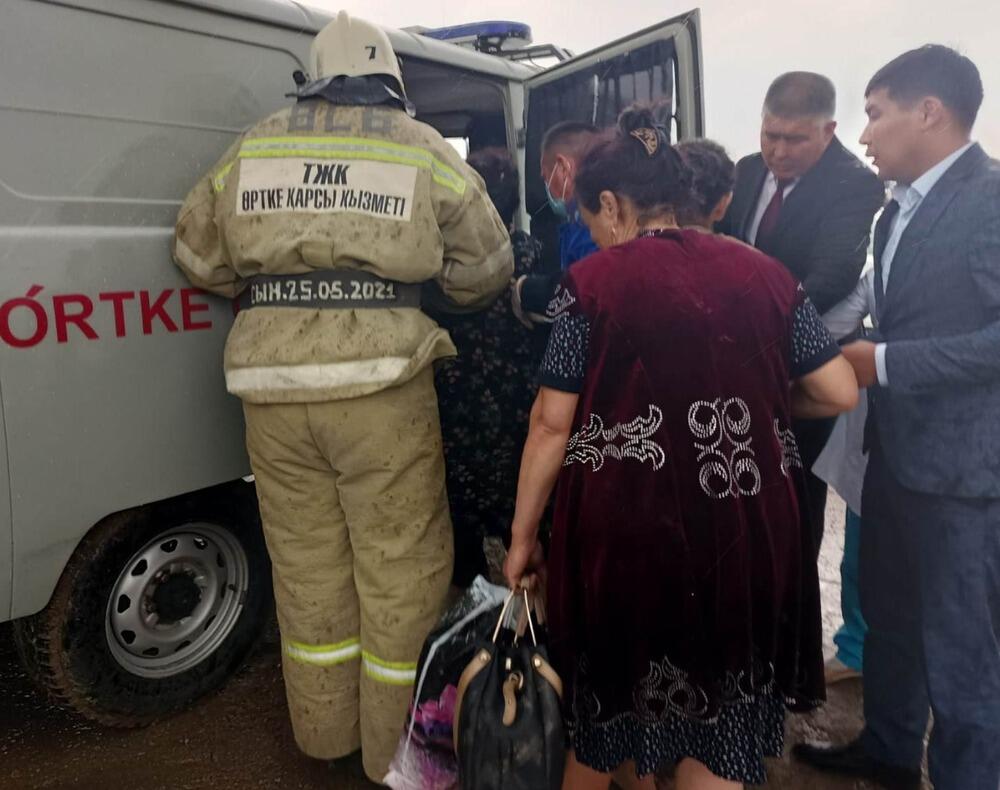 ДТП с пассажирским автобусом на трассе в Жамбылской области: два человека погибли, 33 пострадали . Фото: пресс-служба ДП Жамбылской области 