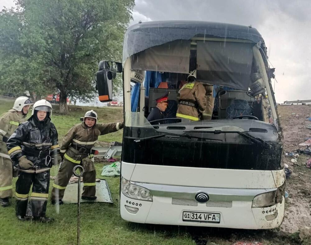 ДТП с пассажирским автобусом на трассе в Жамбылской области: два человека погибли, 33 пострадали . Фото: пресс-служба ДП Жамбылской области 