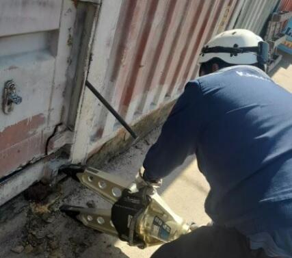 В Актау спасли застрявшего между контейнерами котенка. Фото: ДЧС Мангистауской области