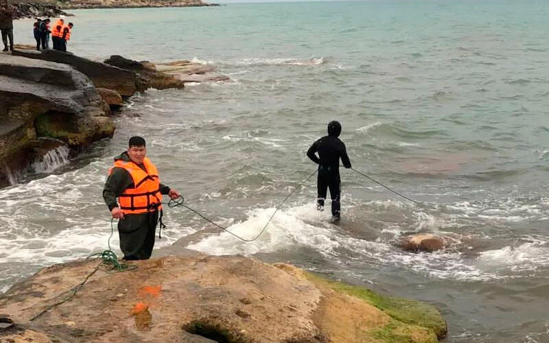 Водолазы обнаружили тела троих утонувших в Каспии мужчин