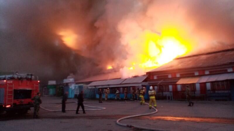 В Щучинске при пожаре на рынке погиб мужчина . Фото: 716.kz