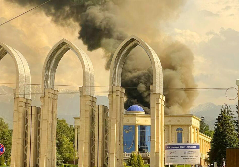 В Алматы на "Атакенте" произошел пожар. Фото: кадр из видео