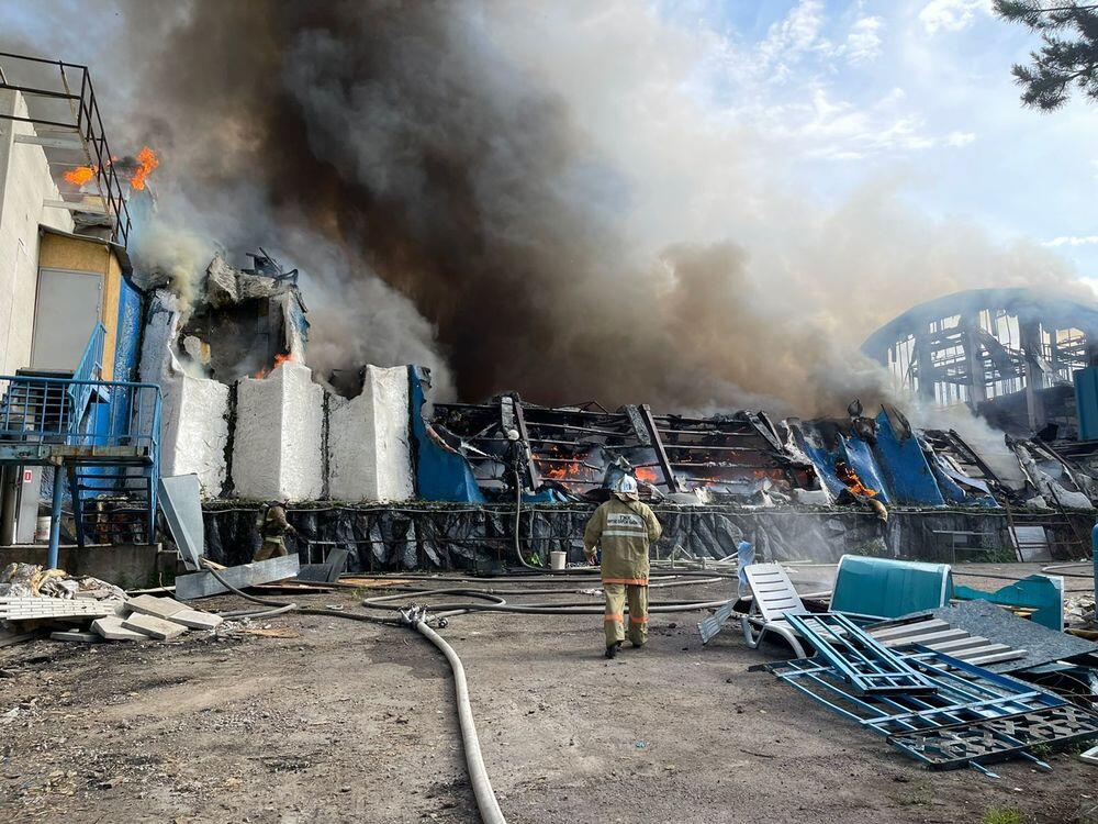 В Алматы на "Атакенте" произошел пожар. Фото: ДЧС Алматы