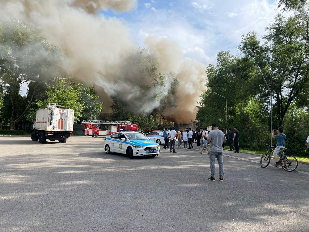 В Алматы на "Атакенте" произошел пожар. Фото: ДЧС Алматы