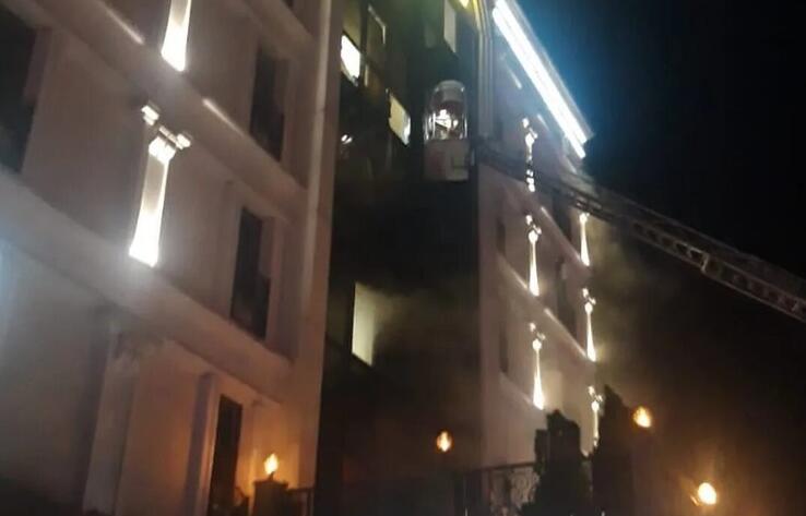В одной из гостиниц в центре Алматы произошел пожар, спасено около 60 человек