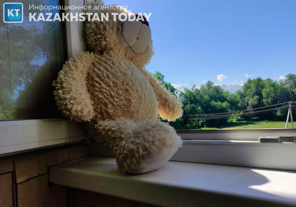 В Косшы трехлетний ребенок выпал из окна четвертого этажа