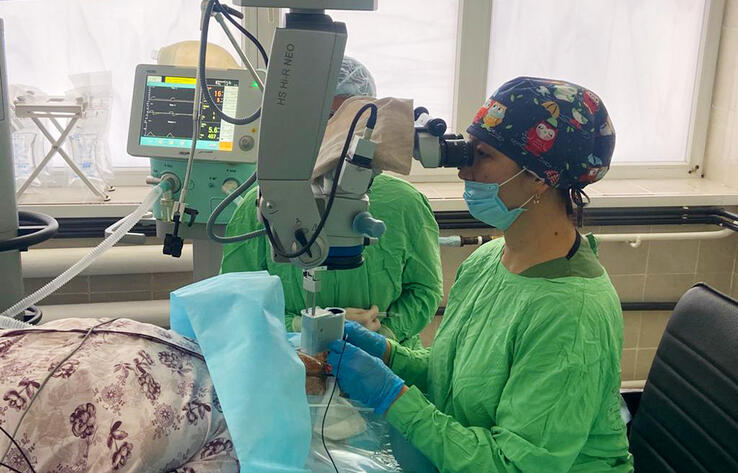 В Алматы провели сложнейшую операцию на глаза