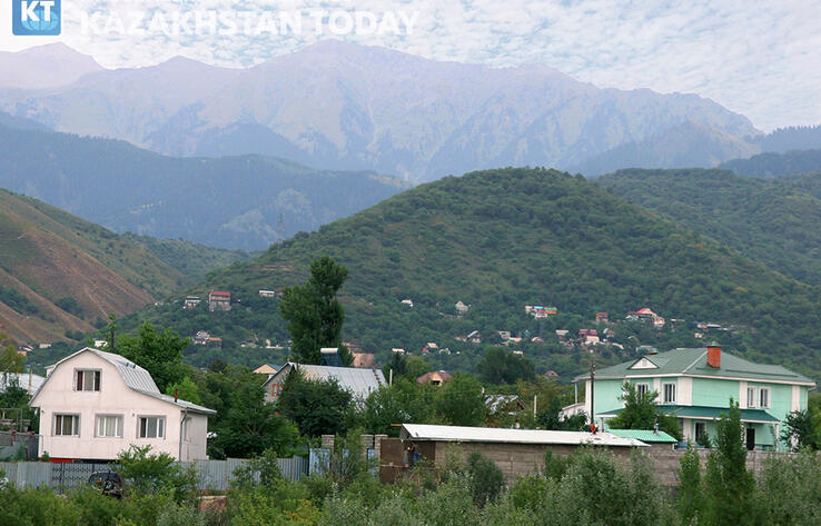 Жители алматинских предгорий опасаются оползней из-за строительства многоквартирных домов