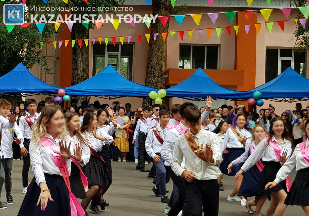 Последний звонок прозвенел для более 3,5 млн казахстанских школьников