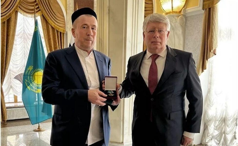 Российский посол наградил советника верховного муфтия Казахстана