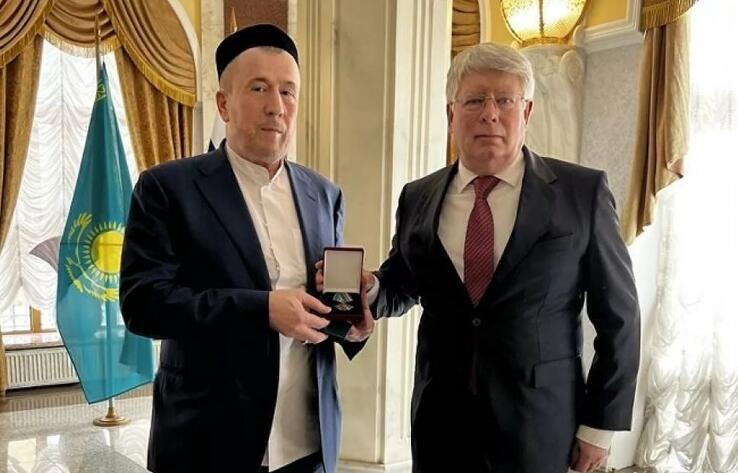 Российский посол наградил советника верховного муфтия Казахстана