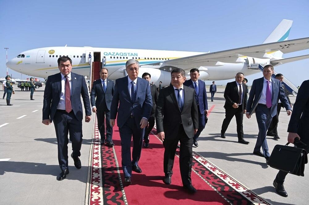 Глава государства прибыл в Кыргызстан