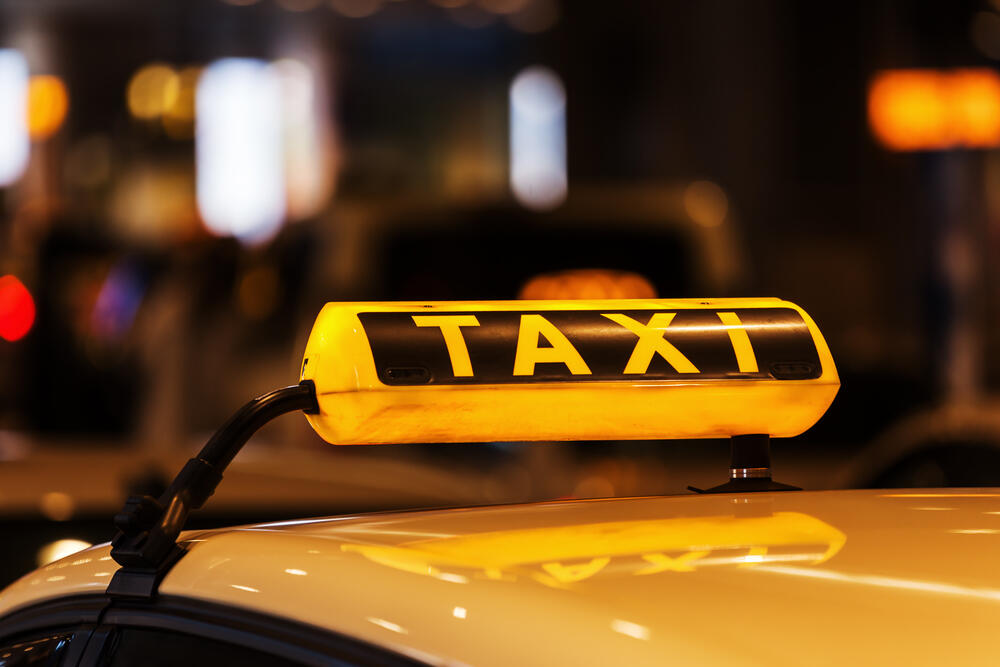 В Казахстане операторов такси могут обязать осуществлять соцотчисления за работников