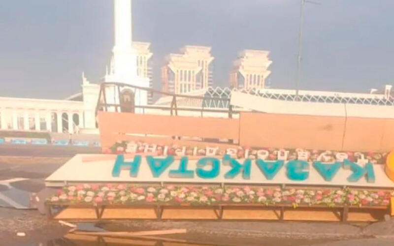В Нур-Султане на женщину и подростка упал баннер