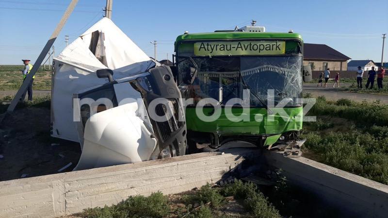 В Атырау произошло ДТП с участием пассажирского автобуса