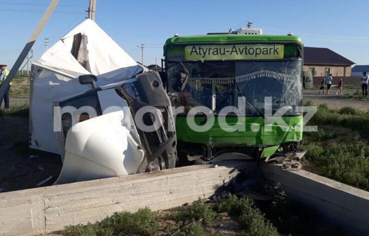 В Атырау произошло ДТП с участием пассажирского автобуса