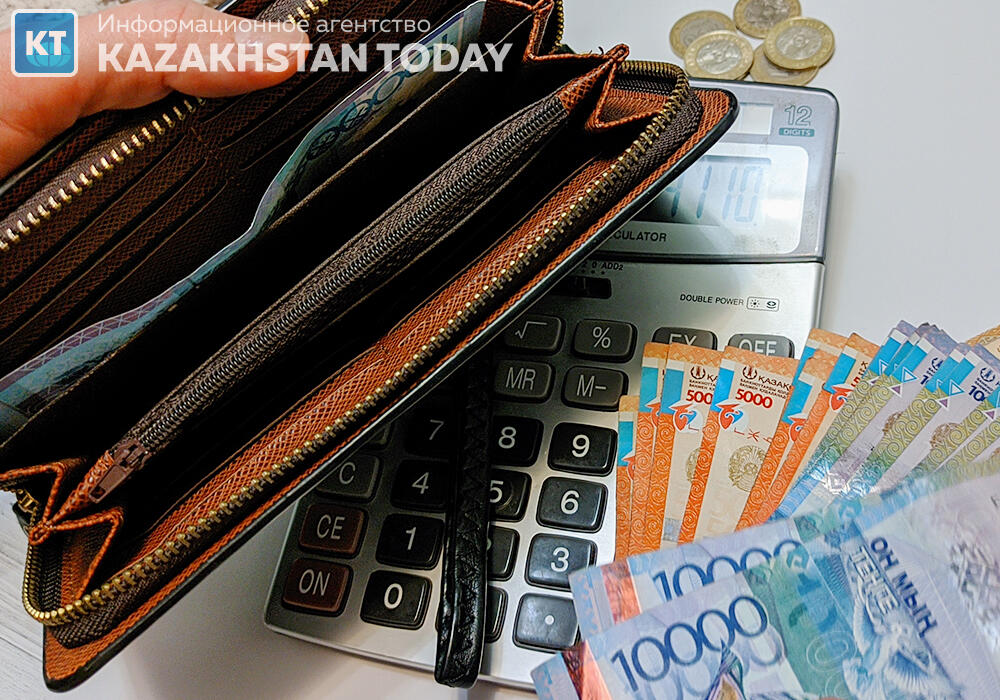 У трети казахстанцев денег хватает только на еду и одежду