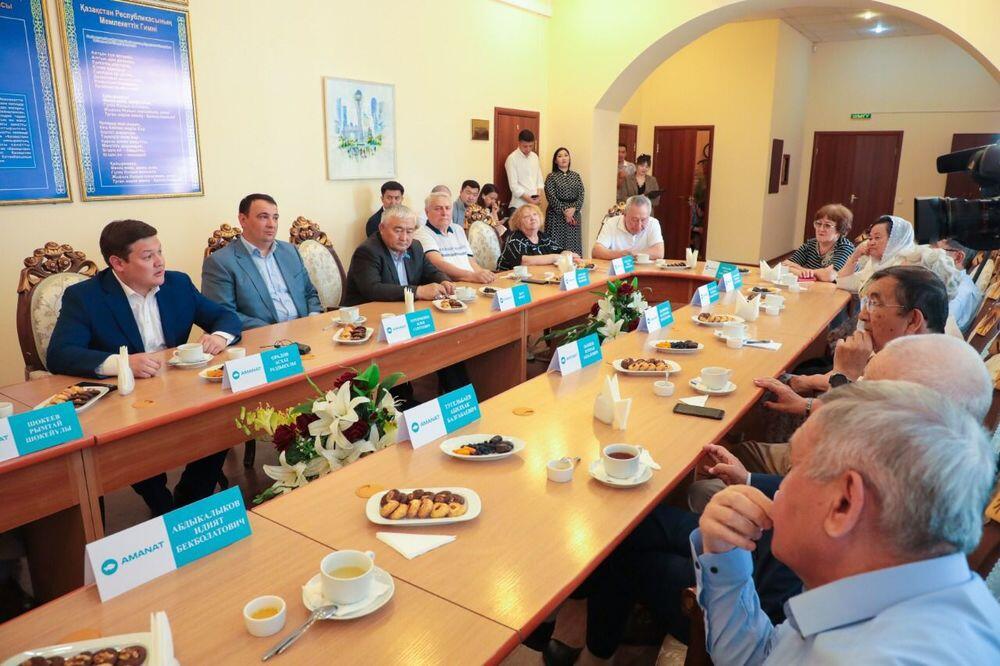 Оралов: изменения в Конституцию отразятся на жизни всех казахстанцев. Фото: пресс-служба партии AMANAT