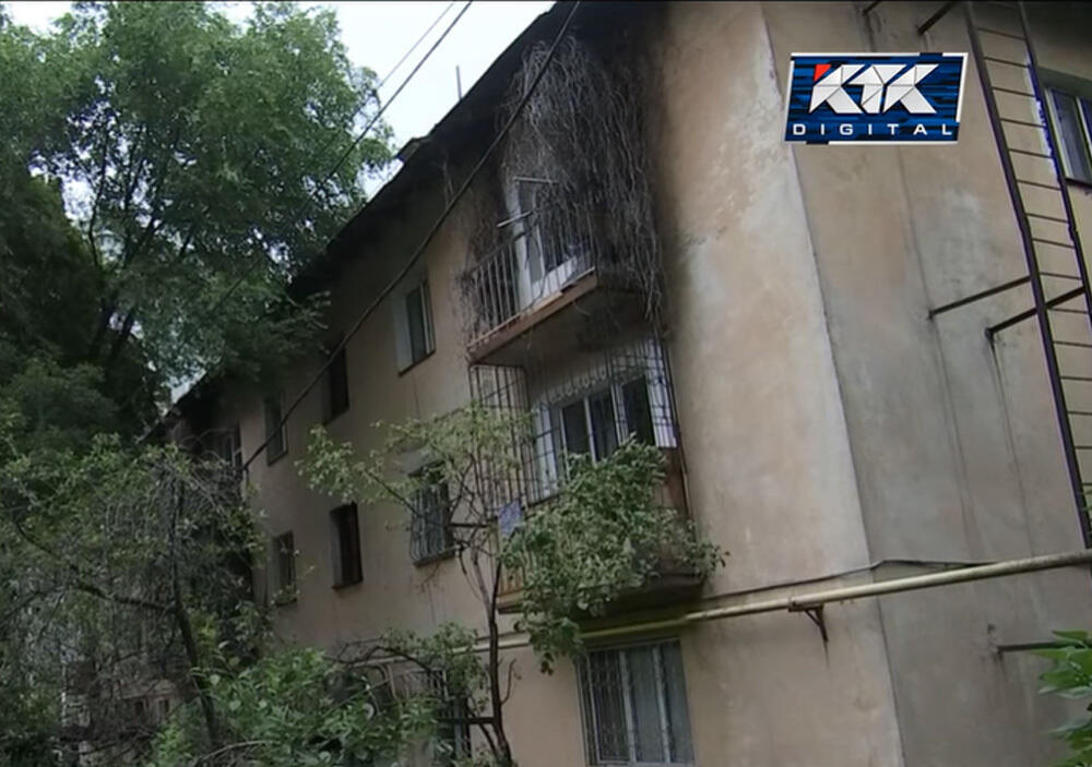 Жители ветхих домов в Алматы требуют переселения в новостройку, однако соседи из элитной многоэтажки оказались против