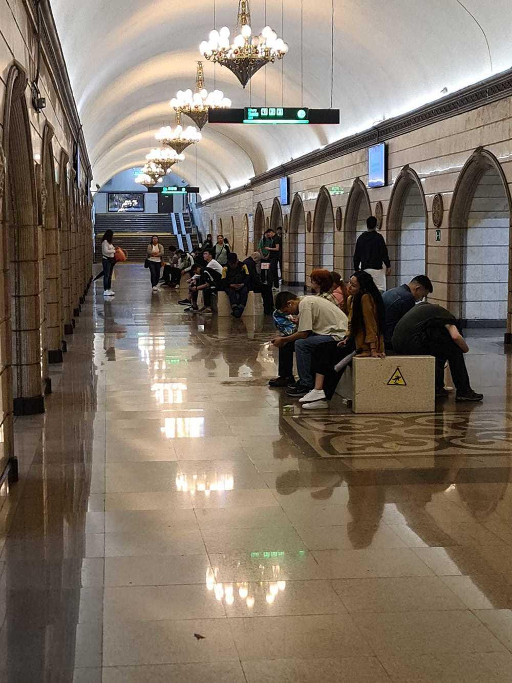 Пассажиры алматинского метро застряли в поезде между станциями
