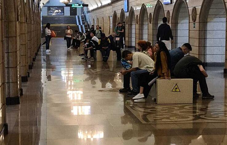 Пассажиры алматинского метро застряли в поезде между станциями