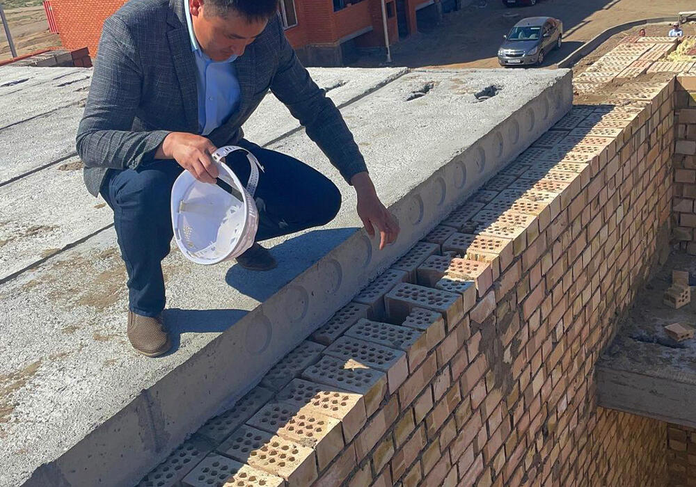 Не используют цемент: на халтурное строительство бюджетных многоэтажек пожаловались жители Карагандинской области. Фото: instagram/akimatzhanaarka_presssluzhba