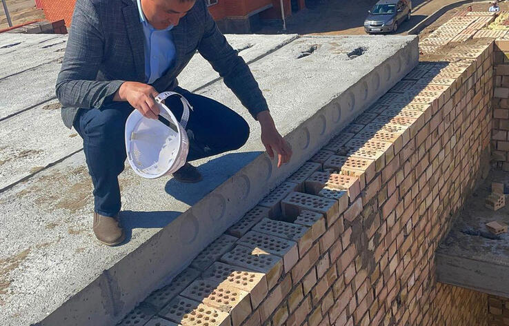 Не используют цемент: на халтурное строительство бюджетных многоэтажек пожаловались жители Карагандинской области