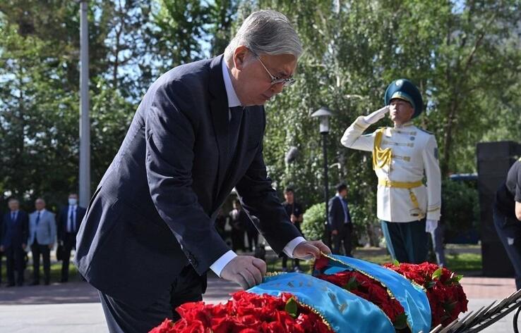 Тоқаев Саяси қуғын-сүргін құрбандарының рухына тағзым етті